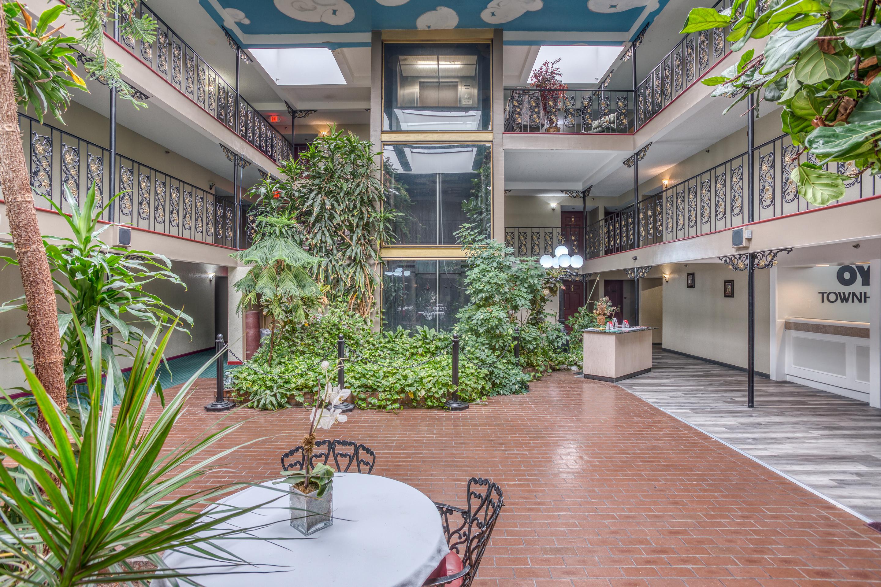 Oyo Townhouse Tulsa Woodland Hills Hotell Exteriör bild